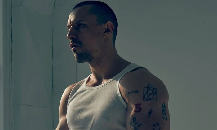 Актор Тарас Цимбалюк у червоній костюмі