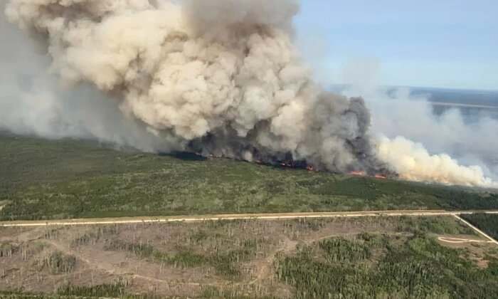 Лісові пожежі в Канаді: евакуація населення