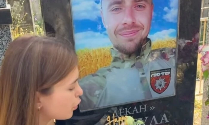 Жена военнослужащего отмечает день рождения на могиле