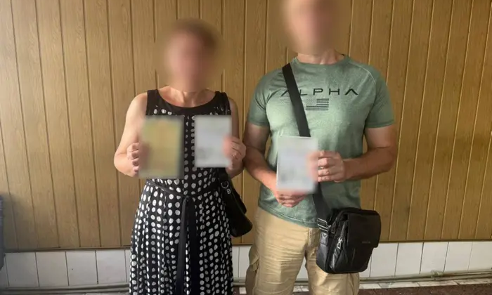 Жінка вивозить сина через кордон