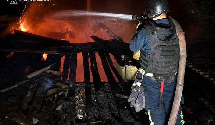 Пожары в результате атак в Херсоне