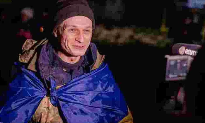 Військовий у полоні читає новини