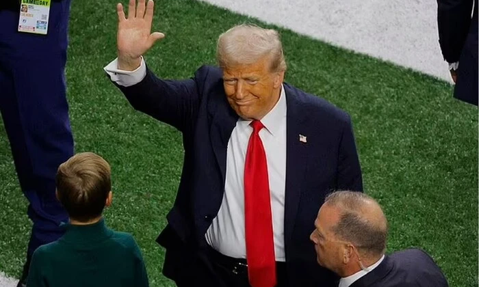 Трамп на Супербоуле с американскими флагами