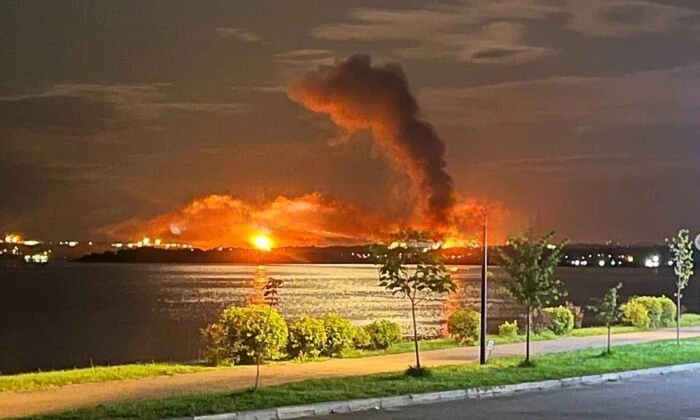 Саратівський НПЗ палаючи після атаки дронів