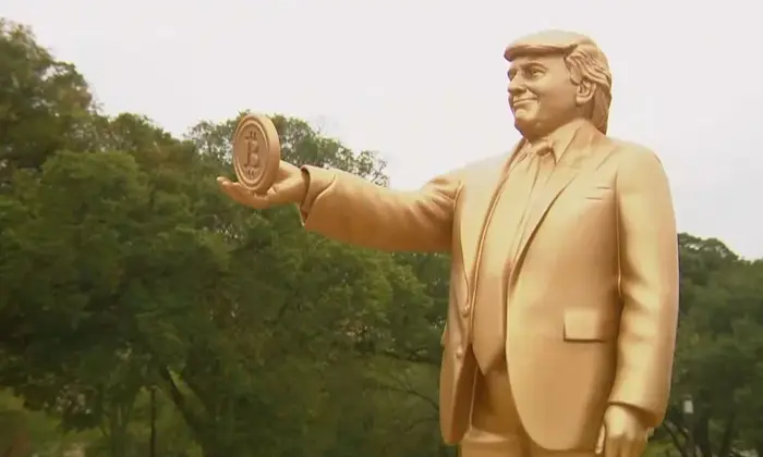 Статуя Трампа з біткоїном біля Капітолію
