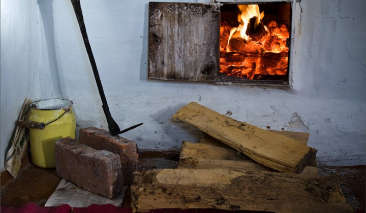 Мертва жінка з кров'ю на підлозі