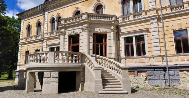 Частично восстановленный дворец баронов Гредлив в Сколе