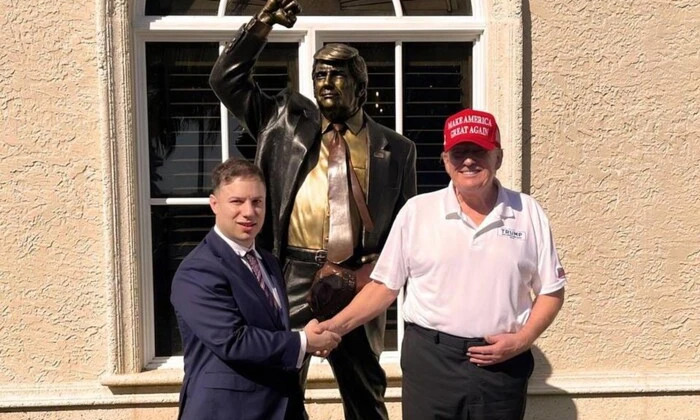 Памятник Трампу в подарок