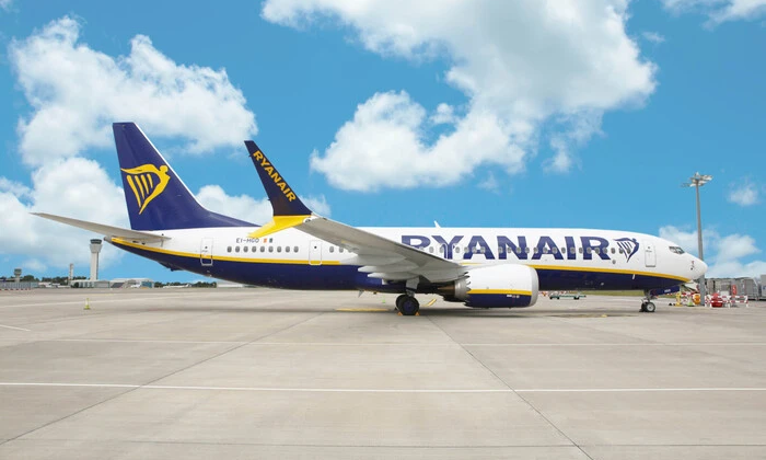 Плакат з логотипом авіакомпанії Lufthansa та літаком Boeing