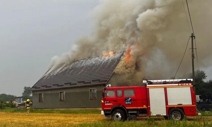 Блискавка вдарила у будинок з дітьми