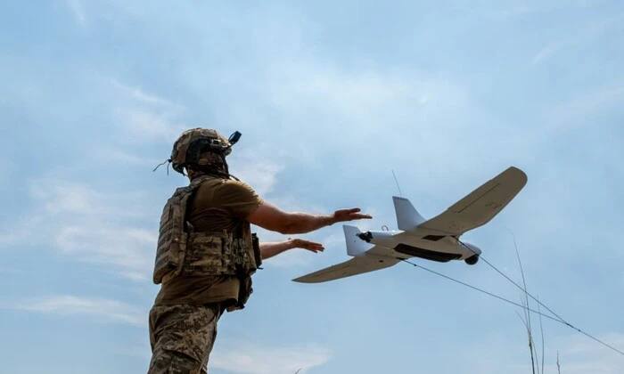 Український військовий планує дії в бойовій дільниці