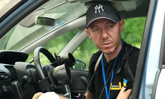 Ветеран без рук и ног управляет автомобилем