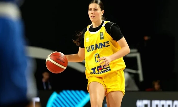 Українська жіноча збірна U-16 святкує перемогу