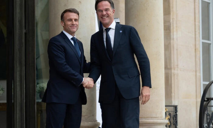 Макрон говорит с генсеком НАТО