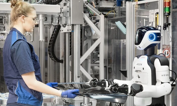 Гуманоїди BMW випробовують авто в Німеччині