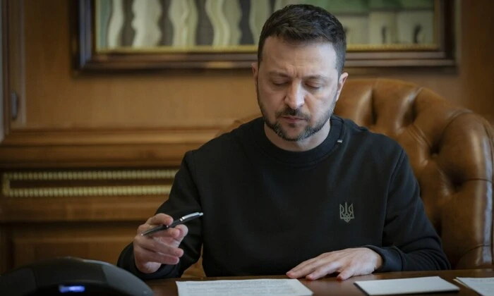 Зеленский подписывает решение РНБО о обороне