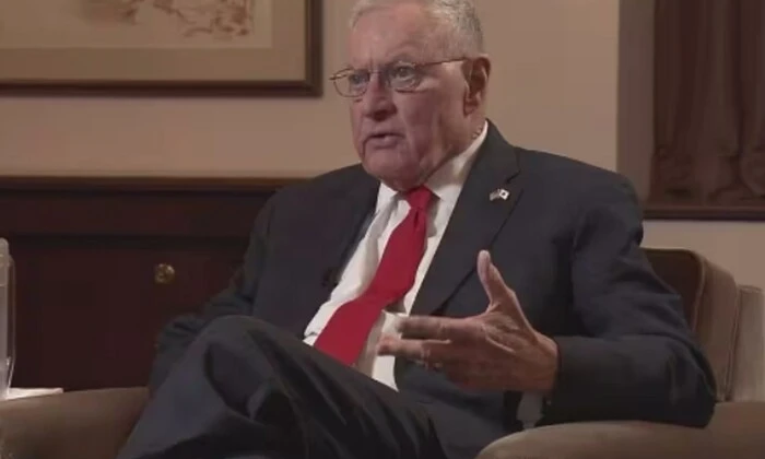 Former US ambassador talks to journalists