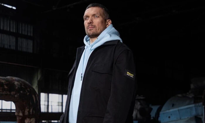 Боксер Усик на подиумі (фото)