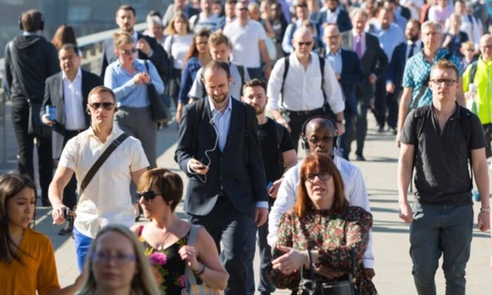 Білий британець старший у вимірі