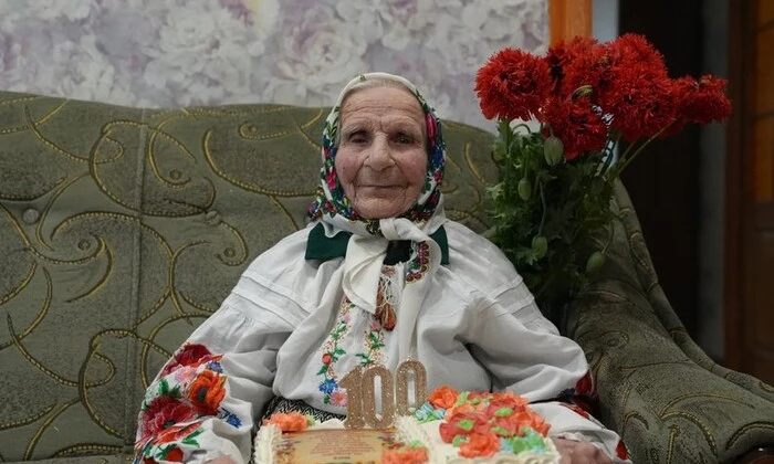 100-річна жителька Сумщини вирощує полуницю