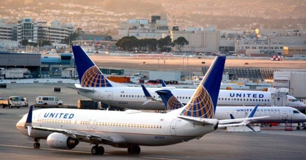 Літак авіакомпанії United Airlines у повітрі