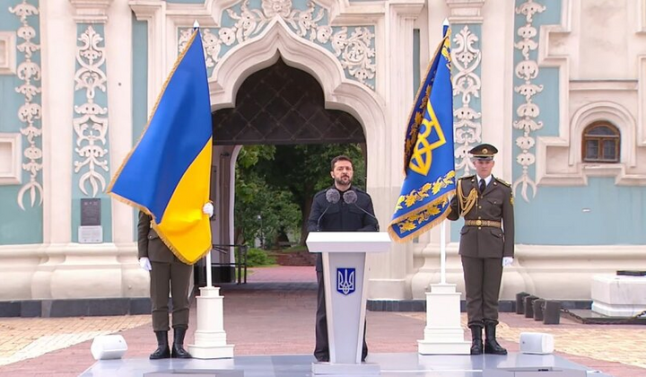 Зеленский поздравил украинцев с Днем Конституции