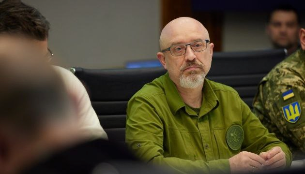 Розбиті будинки на фоні боїв