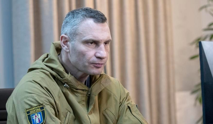 Зупинка тролейбусу в Києві