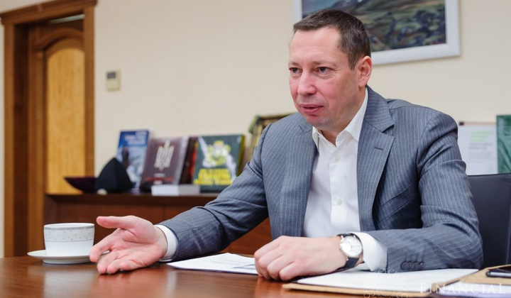 Глава Нацбанку підписує документи перед виходом