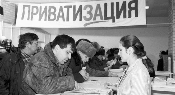 Українці на окупованих територіях терплять майнову приватизацію