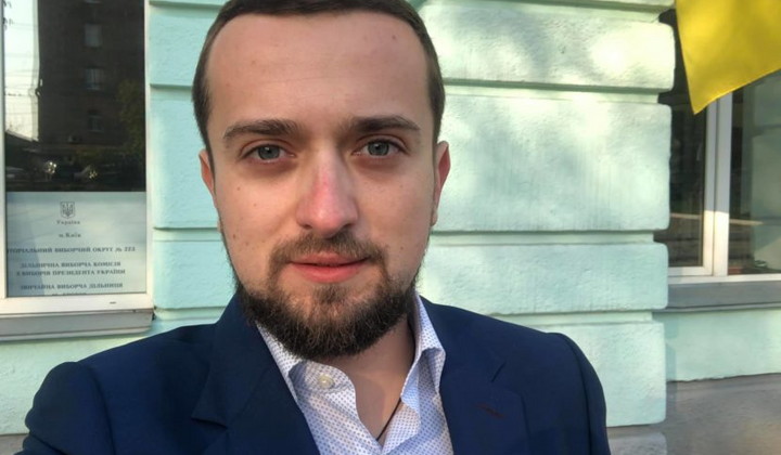 Тимошенко передає машину для фронту