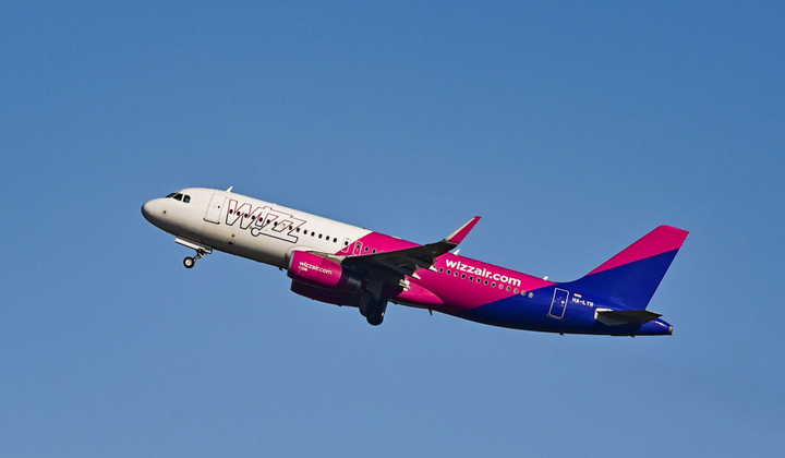 WizzAir летит над базой в Молдове