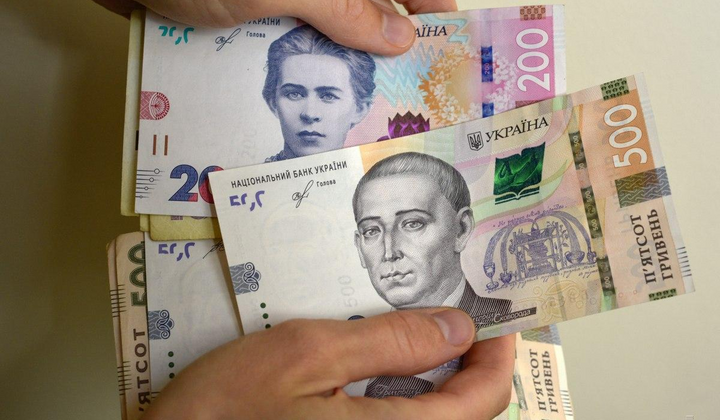 Купюри і монети на конвертаційному столі