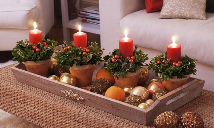 Комод з різьбленнями та золотистими деталями