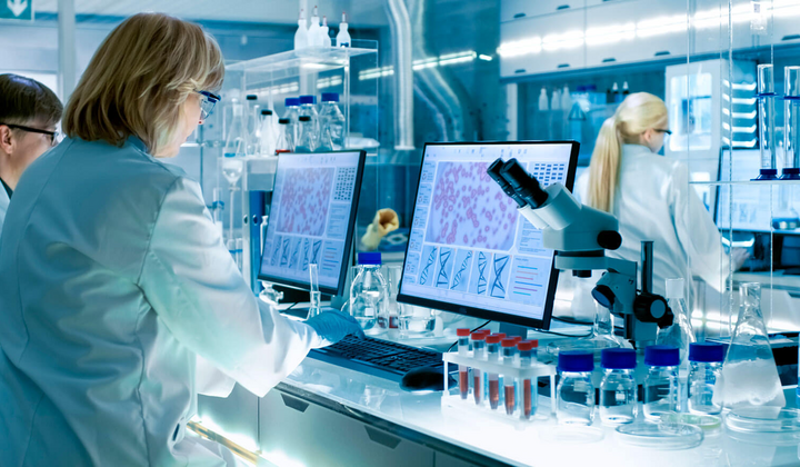 Портрет дівчинки з щасливим посмішкою