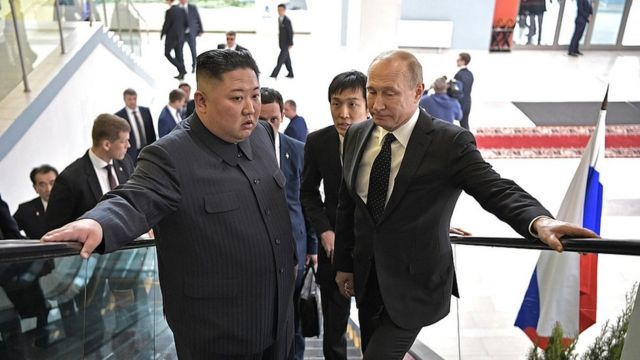 Государственные флаги России и Северной Кореи