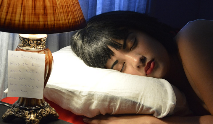 Молодь спить з включеним світлом