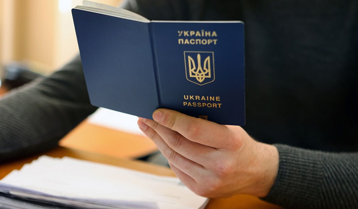 Страница украинского заграничного паспорта на белом фоне