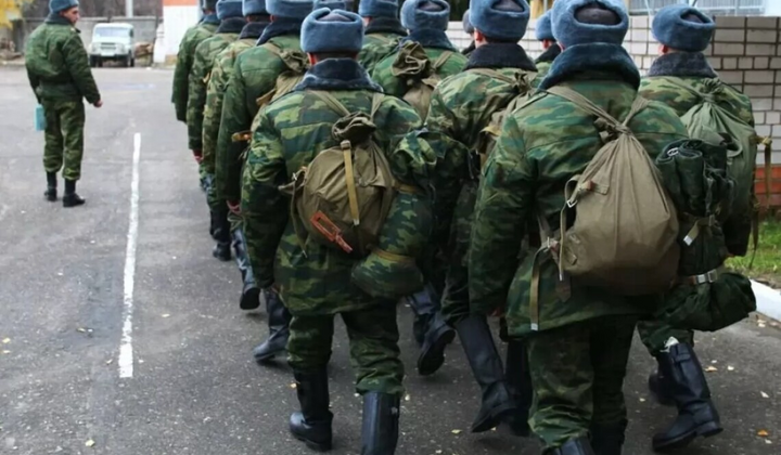 Група людей демонструє плакати зі словами 'Мобілізація в Росії'