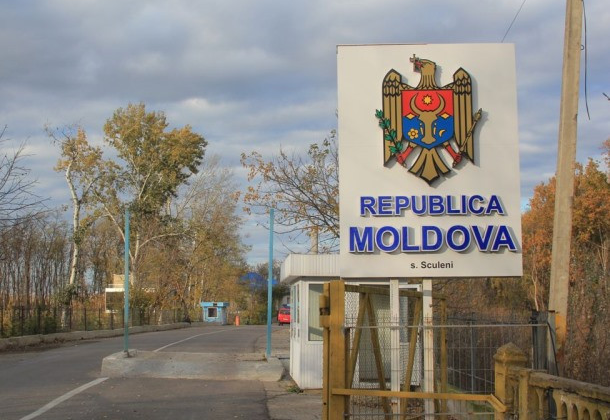Беглецы в горах, на море, посреди пустыни