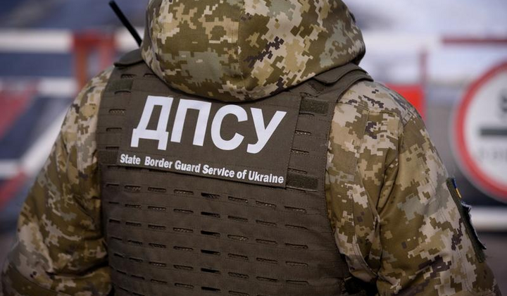 На изображении девушка-мигрантка