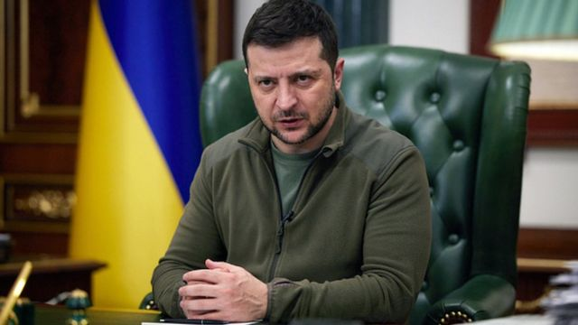Зеленский следует примеру предшественника, теряет доверие