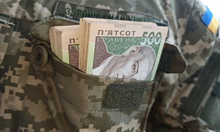 Военные держат деньги в руках