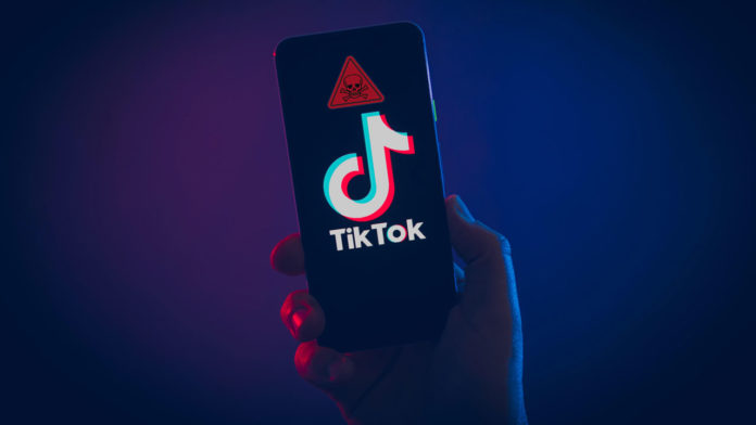 Пиктограмма TikTok на опасном фоне