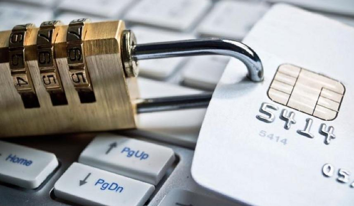 Мужчина в наручниках за столом