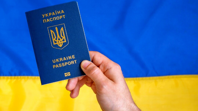 Фотографія українського паспорту з новим дизайном