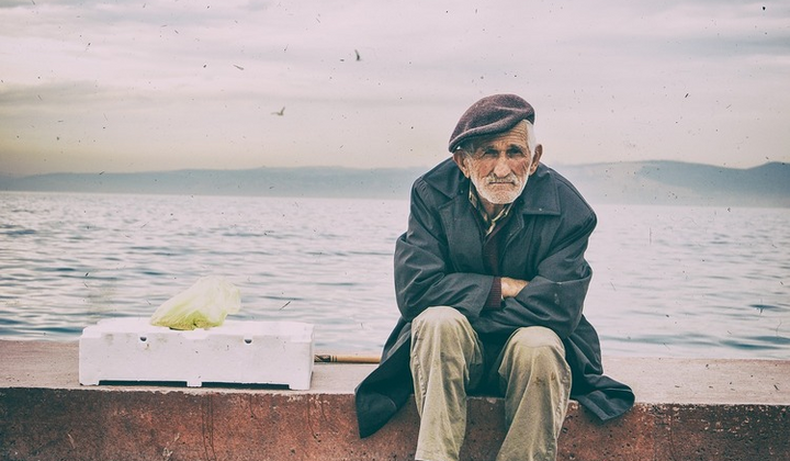 Склала руки на грудях одинокими