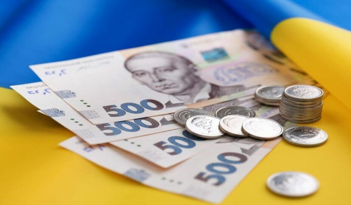 Изображение людей, получающих заработную плату