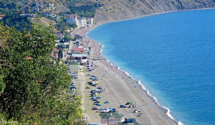 Пустые, грязные пляжи туристического Крыма