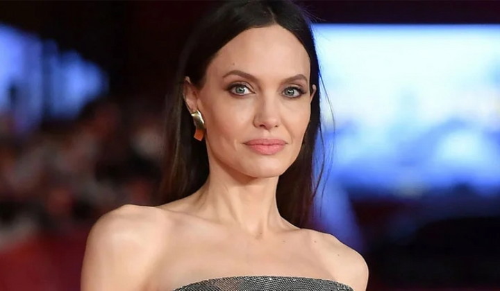 Анджеліна Джолі з усиновленою дитиною